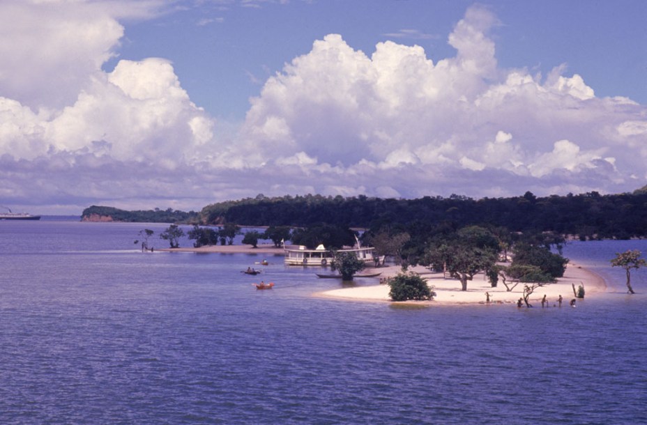 Na margem do rio Tapajós, Alter do Chão (PA) tem uma orla de areia branca banhada por águas cristalinas