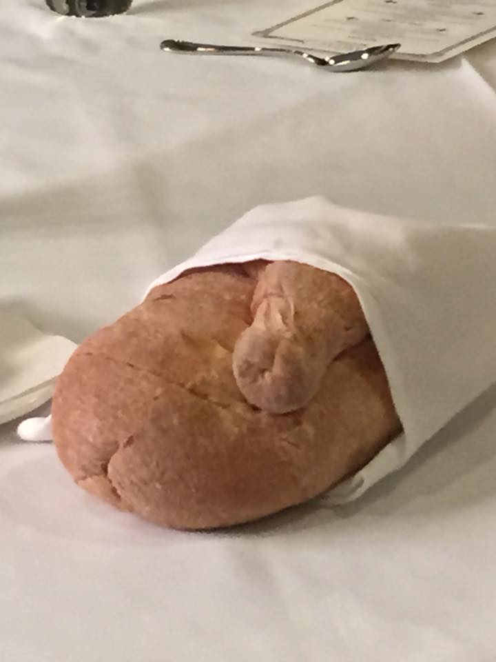 Tara Finan McTigue encontrou esse pão pênis em Nova Orleans, mas diz que não vai viajar com ele
