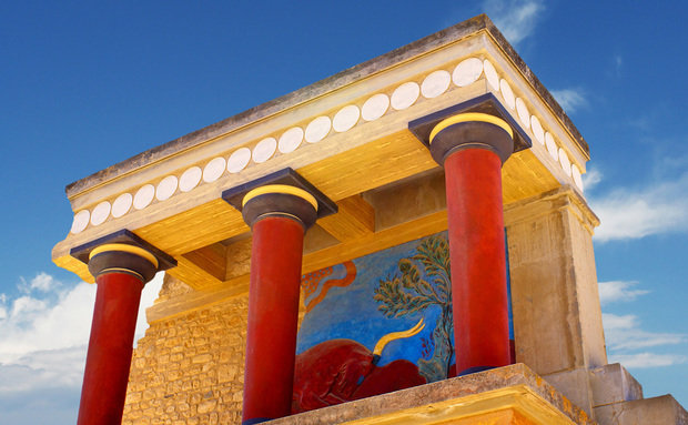 Minotauro já passou por aqui: o Palácio de Knossos, restaurado e colorido, é atração principal de Heraklion, Creta.