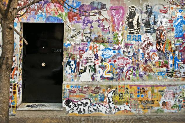 As vielas antigas do bairro Palermo, em Buenos Aires, são conhecidas por suas paredes coloridas, decoradas com arte de rua.