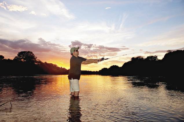 O Pantanal é um dos principais destinos para pesca. Além de hotéis exclusivos para a atividade, existem barcos-hotéis que navegam até uma semana atrás dos melhores pontos