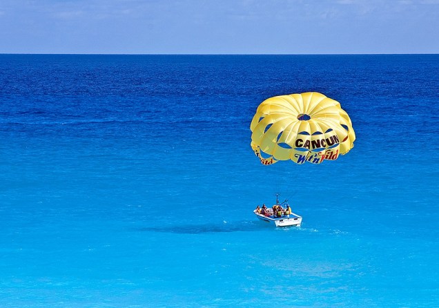 O parasail é um passeio bem comum em Cancún. Cheque se as operadoras possuem seguro e são cadastradas junto às autoridades