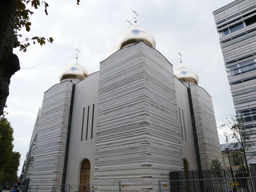 A Igreja da Santíssima Trindade é um dos mais novos monumentos próximos à Torre. O templo é ortodoxo e rende uma polêmica pois teve sua construção apoiada por Putin, o que para alguns configura uma manobra política e religiosa para demarcar a influência da Rússia sobre a França. A igreja tem cúpulas revestidas de ouro e é aberta para visitação.