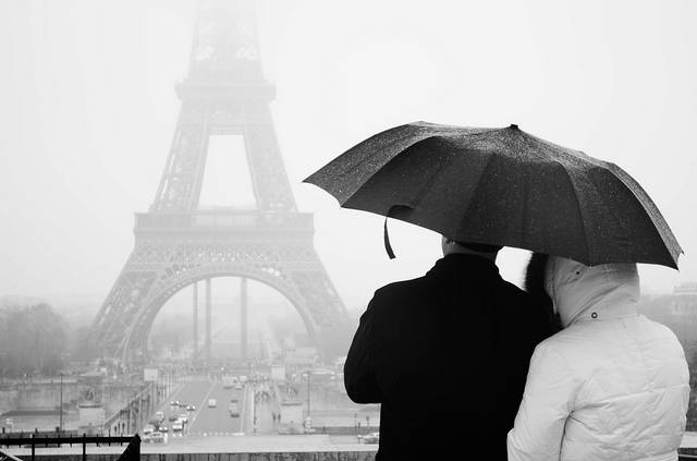 Paris é bonita até debaixo de um temporal. Ainda mais se você compartilhar o seu guarda-chuva ;) Foto: Jarmine Gerole
