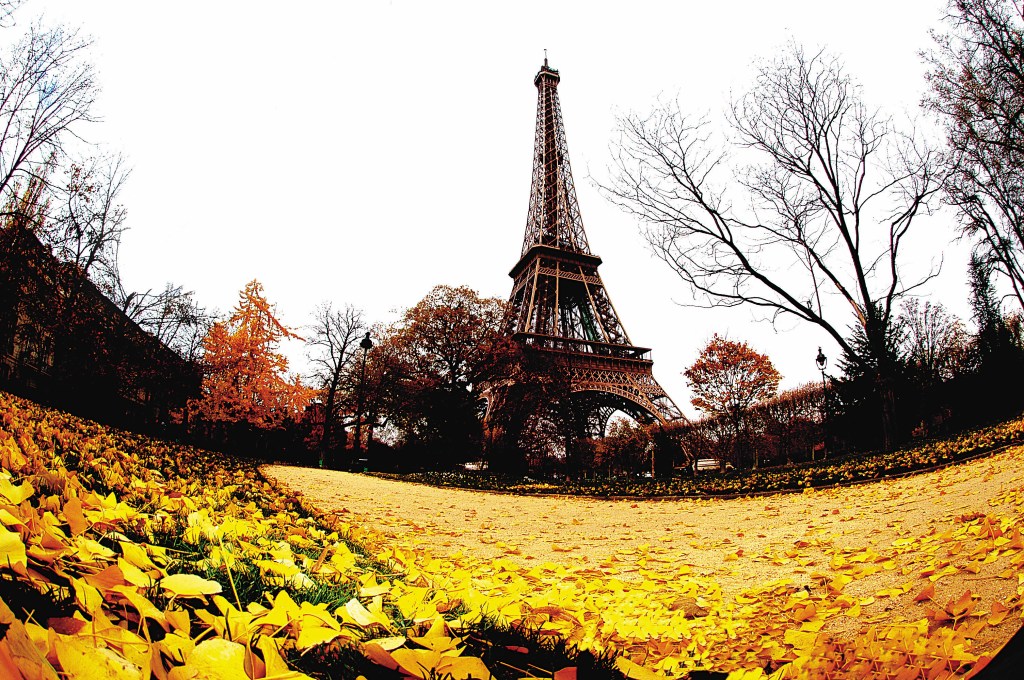 A Torre Eiffel no outono parisiense. Paris, França