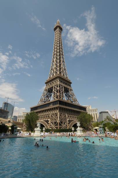 O Hotel Paris, em Las Vegas, conta com uma réplica da Torre Eiffel que enfeita a fachada do local