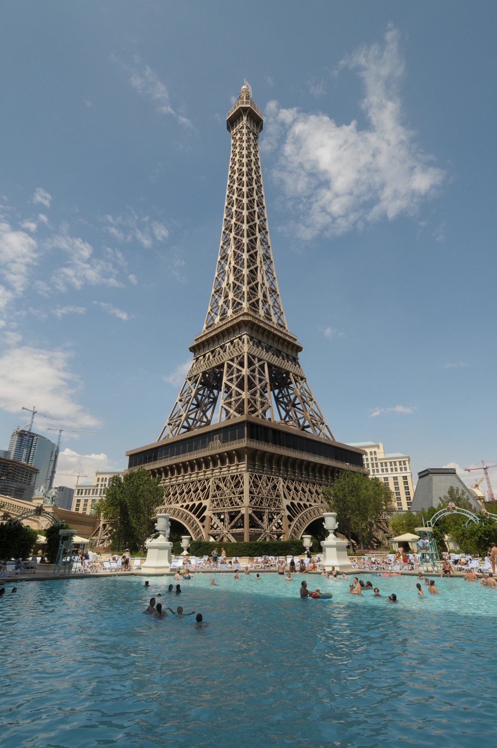O Hotel Paris, em Las Vegas, conta com uma réplica da Torre Eiffel que enfeita a fachada do local O Hotel Paris, em Las Vegas, conta com uma réplica da Torre Eiffel que enfeita a fachada do local