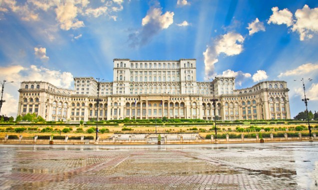 O Palácio do Parlamento de Bucareste, na Romênia, é o segundo maior edifício do planeta - só perde para o Pentágono, nos Estados Unidos. É possível visitar o prédio, desde que se faça uma reserva com antecedência (para agendar, ligue para +40 21 311 3611). Também é preciso levar o passaporte para entrar - afinal, o lugar ainda abriga o parlamento romeno e tem segurança reforçada