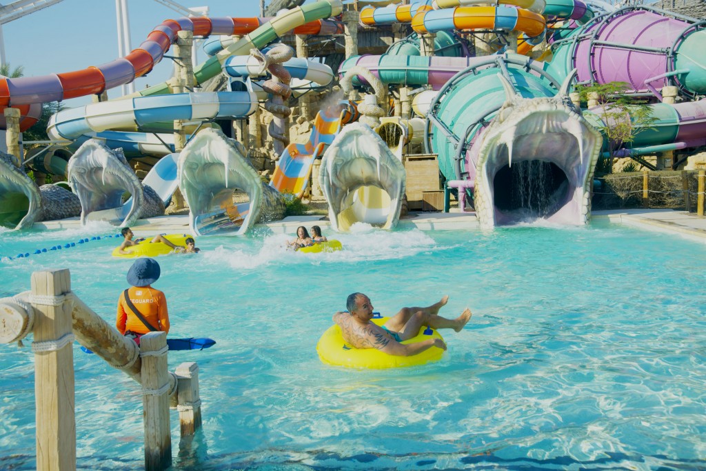 O parque aquático Yas Waterworld: brincadeira fácil para adultos (como pode-se ver, tatuados são bem-vindos, assim como meninas ocidentais de biquini!)