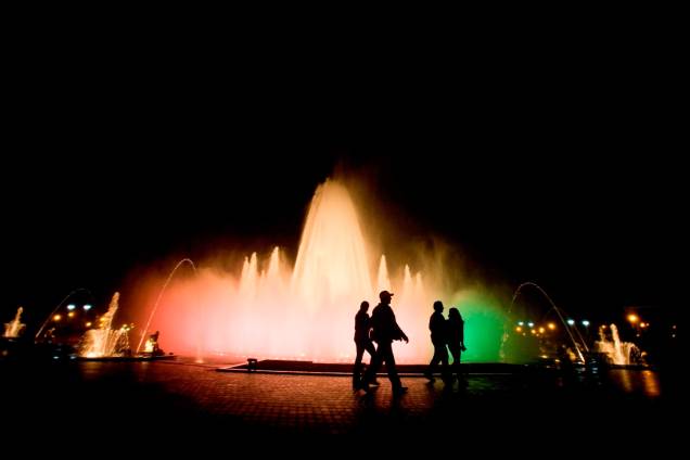 O Parque la Reserva, em Lima, guarda o espetáculo noturno do Circuito das Águas, que impressiona com suas luzes