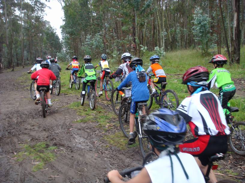 Passeios de bicicleta no Parque Metropolitano de Quito, capital do Equador