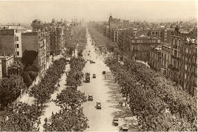 Esta foto linda do Passeig de Gràcia no século 20 mostra calçadas largas e pouco espaço para os carros. Voltar ao passado nem sempre quer dizer atraso, não é mesmo?