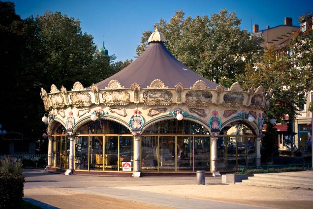 Fundada no século 9, Colmar já esteve sob o domínio de suecos e alemães. Sua atmosfera de "cidadela do interior" atrai turistas de diversas partes do mundo Fundada no século 9, Colmar já esteve sob o domínio de suecos e alemães. Sua atmosfera de "cidadela do interior" atrai turistas de diversas partes do mundo