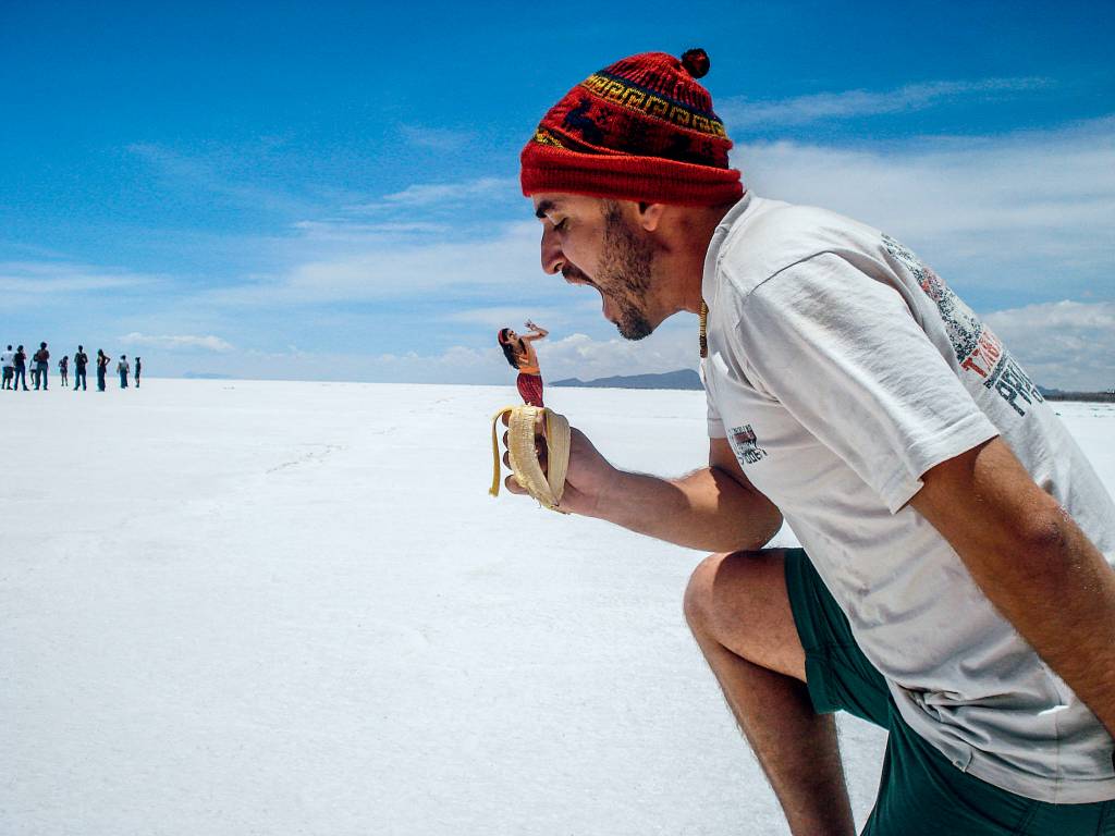 BEM NA FOTO: Paulo Domingues no Salar de Uyuni, na Bolívia