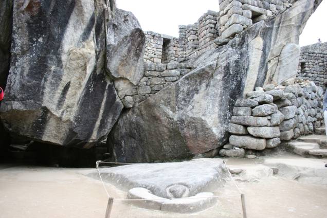 Pedra que representa o condor, ave sagrada na cultura inca, nas ruínas da Cidade Sagrada de Machu Picchu