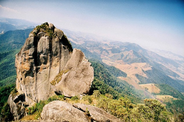 Do alto da Pedra Selada, é possível ter uma visão panorâmica de 360° dos vales e montanhas da região Do alto da Pedra Selada, é possível ter uma visão panorâmica de 360° dos vales e montanhas da região