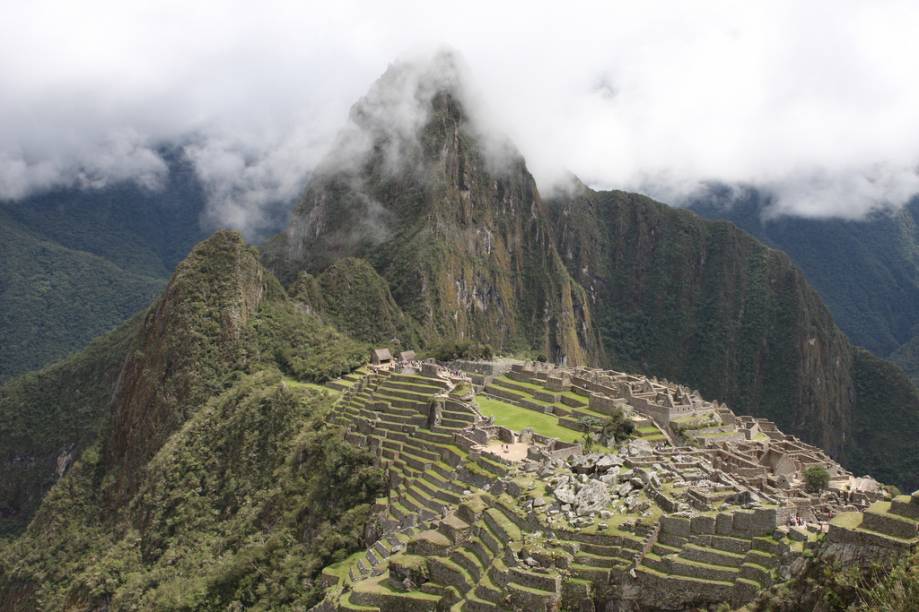 Machu Picchu, com a área denominada Pedreira em primeiro plano, onde são mostradas as técnicas para cortar, esculpir e polir as rochas graníticas usadas na construção da cidade.