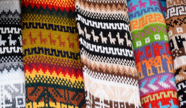 Malhas de lã, no Peru. As peças coloridas são uma das marcas registradas do país
