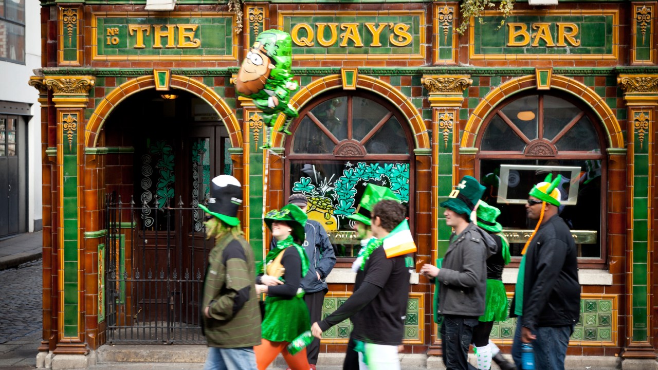 Pessoas fantasias no caminho para a parada de St. Patrick's, em Dublin