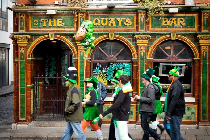 Pessoas fantasias no caminho para a parada de St. Patrick’s, em Dublin