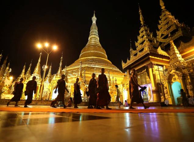 Estupa de ouro Shwedagon Paya, em Yangon Estupa de ouro Shwedagon Paya, em Yangon
