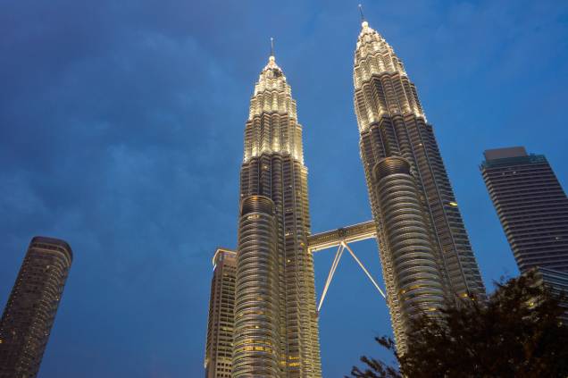 Construídas em 1998, as torres gêmeas da Malásia tem 452 metros de altura. Assim como o Burj Khalifa, as <a href="https://www.petronastwintowers.com.my/" rel="Petronas Towers" target="_blank">Petronas Towers</a> também tiveram seu momento de fama nas telonas do cinema: o filme “Armadilha”, de 1999, usou as irmãs como uma de suas locações Construídas em 1998, as torres gêmeas da Malásia tem 452 metros de altura. Assim como o Burj Khalifa, as <a href="https://www.petronastwintowers.com.my/" rel="Petronas Towers" target="_blank">Petronas Towers</a> também tiveram seu momento de fama nas telonas do cinema: o filme “Armadilha”, de 1999, usou as irmãs como uma de suas locações