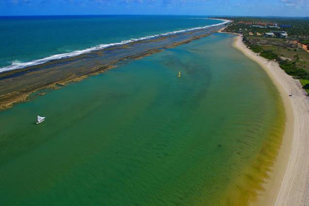 Vista aérea da Praia Muro Alto. A formação do local – um lago limitado por um paredão de recifes – é ideal para a prática de caiaque e windsurf
