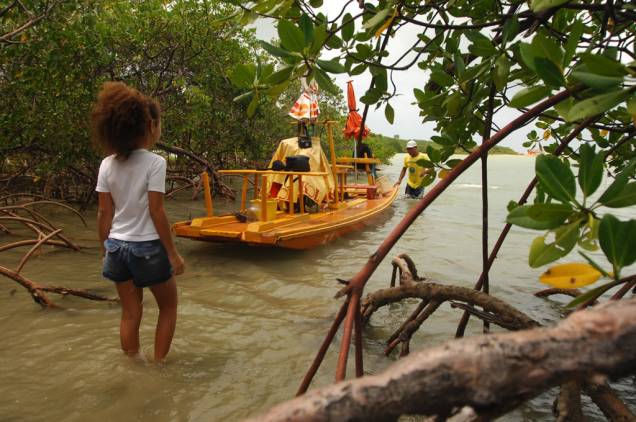 O passeio de jangada pelo Rio Maracaípe, que dura 40 minutos, inclui a passagem por um manguezal