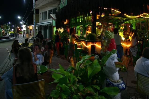 No Café do Brasil, que fica no largo mais movimentado da vila, são servidos cafezinho, drinques e batidas de frutas