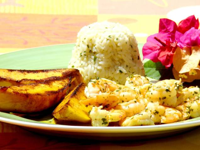 Batata, arroz e camarão, prato servido no restaurante Beijupirá
