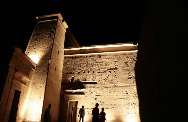 O Templo Philae foi muito frequentado por Cleópatra, quando a rainha queria prestar homenagens à deusa da maternidade e da fertilidade, Ísis O Templo Philae foi muito frequentado por Cleópatra, quando a rainha queria prestar homenagens à deusa da maternidade e da fertilidade, Ísis