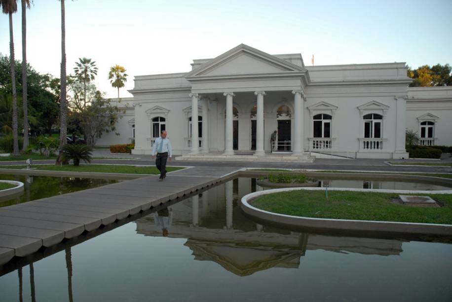 Palácio Karnak, antiga sede do governo do Piauí e atualmente centro de convenções em <a href="http://viajeaqui.abril.com.br/cidades/br-pi-teresina" rel="Teresina" target="_blank">Teresina</a>