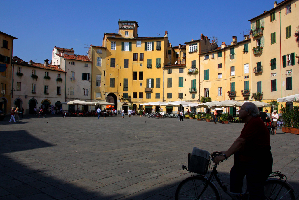 Piazza do Anfiteatro de Lucca, Itália