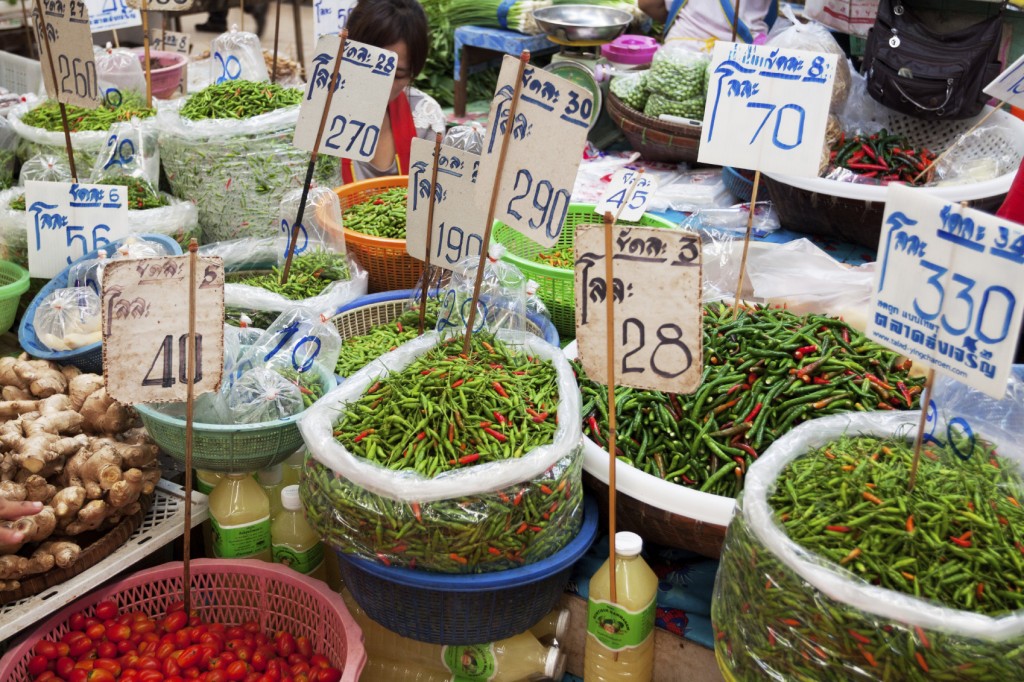 Pimentas e temperos em um mercado de rua em Bangcoc, na Tailândia (foto: iStock)