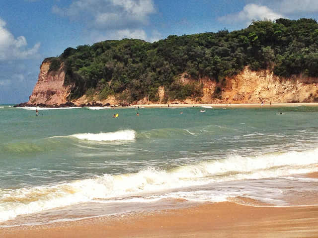 A Praia da Pipa é assim: paredão de um lado, mar de outro e pedras entre as orlas (foto: arquivo pessoal)