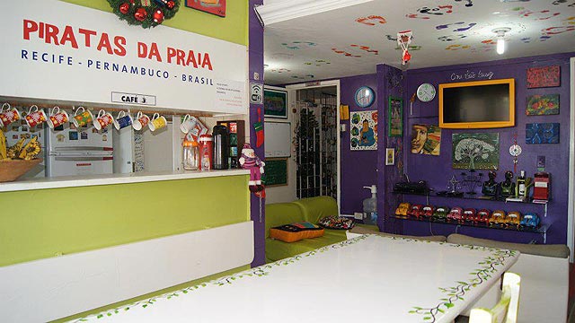 A recepção do hostel - as pegadas no teto são dos hóspedes. Não me pergunte como eles fizeram isso (foto: divulgação)