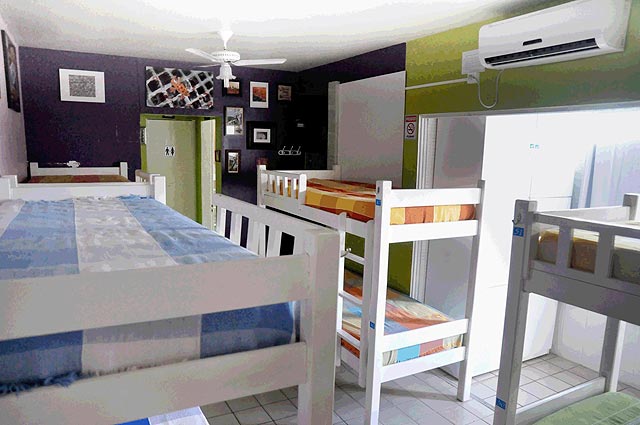 Um dos quartos compartilhados do hostel, que fica dentro de um prédio (foto: divulgação)