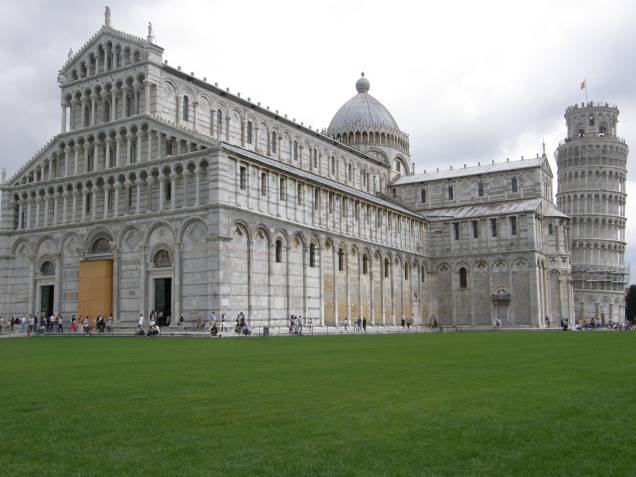 A Torre de Pisa seria apenas um belo campanário para a mais complexa catedral, mas tornou-se muito mais célebre quando saiu fora do prumo