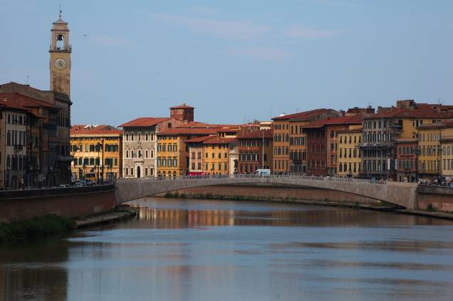 O rio Arno trouxe prosperidade para Pisa, mas também foi motivo para sua decadência. Os sendimentos trazidos por suas águas levaram o litoral para longe e inutilizou o seu porto