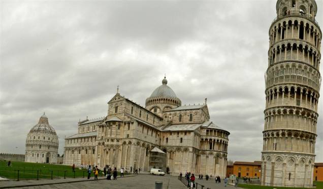 O Piazza dei Miracoli é composto por quatro elemento. Da esquerda para a direita: o batistério, o duomo e o campanário, mais conhecida como Torre de Pisa. O quarto componente, o cemitério Camposanto, fica paralelo a estes edifícios