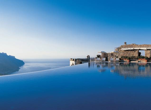 Piscina com fundo infinito do Hotel Caruso, em Ravello, na Costa Amalfitana. O azul parece confundir-se com o Mar Tirreno