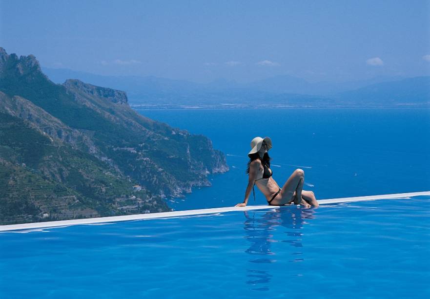 Piscina com fundo infinito do Hotel Caruso, considerado uma das melhores opções de hospedagem em Ravello