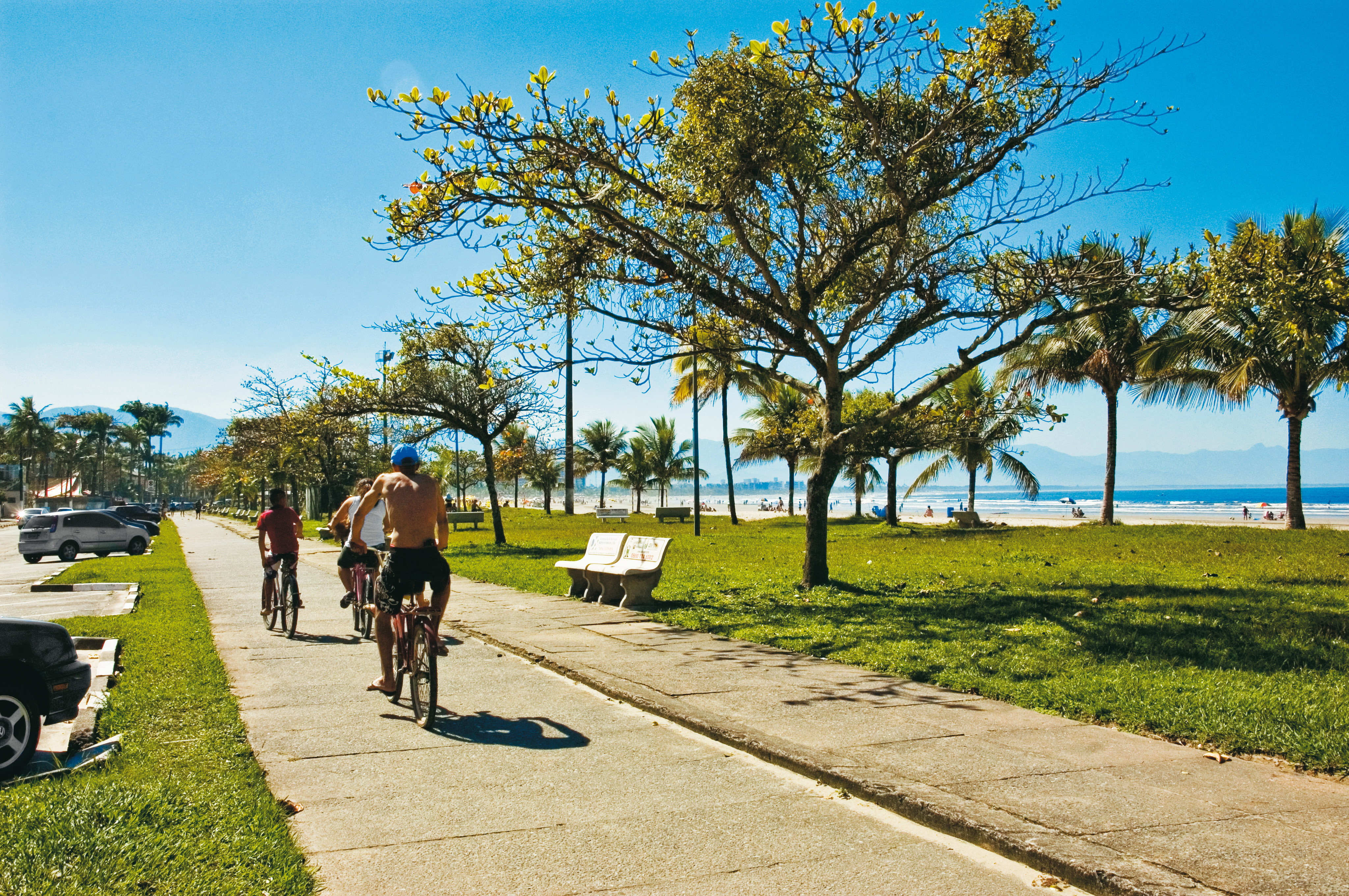 Pista para ciclista na orla da Praia da Enseada, Bertioga, São Paulo