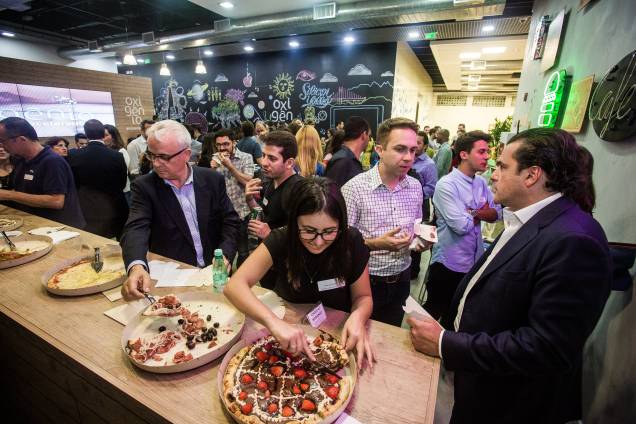 Depois do bate-papo entre as startups e os empresários, os convidados tiveram a oportunidade de degustar pizzas e trocar contatos em um jantar informal na Liga Ventures, que sediou o evento