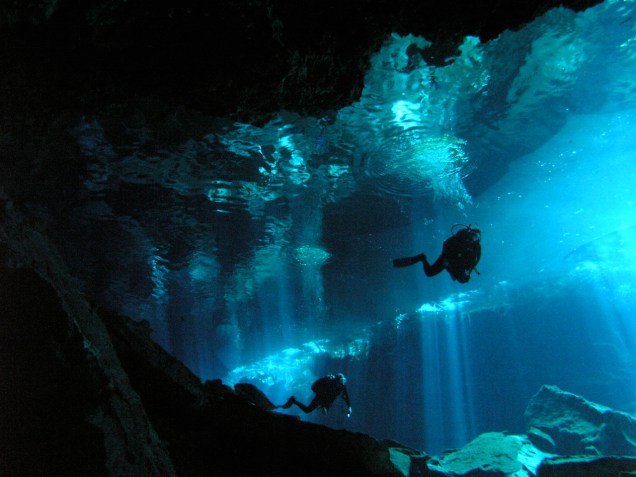 Mergulhadores saindo de uma dass grutas submarinas chamadas de "cenotes" que, na linguagem maya, significa "sagrado"