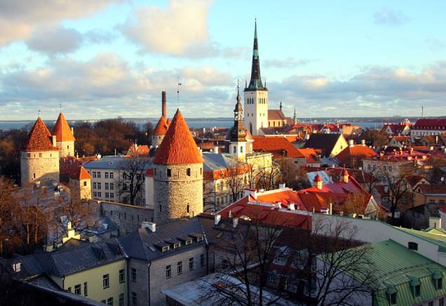 O Centro Histórico de Tallinn, capital da Estônia, foi designado como Patrimônio Cultural da Humanidade pela Unesco. A torre da igreja Olaviste, ao centro, já foi a mais alta construção criada pelo homem O Centro Histórico de Tallinn, capital da Estônia, foi designado como Patrimônio Cultural da Humanidade pela Unesco. A torre da igreja Olaviste, ao centro, já foi a mais alta construção criada pelo homem