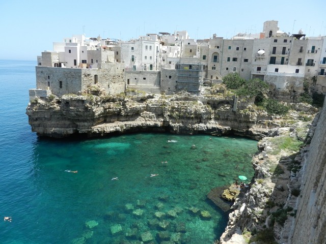 Polignano al Mare: uma das joias da Puglia. Posso me teletransportar AGORA? (Foto: Pixabay)