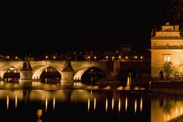 A ponte Carlos é a mais antiga da capital tcheca, feita entre os séculos 14 e 15. Ela possui 30 estátuas e 16 pilares de sustentação, alguns dos quais foram destruídos diversas vezes por enchentes