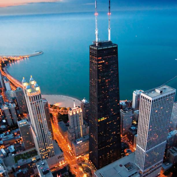 O restaurante The Signature Room fica no 95º andar do John Hancock Center e oferece uma vista deslumbrante da cidade O restaurante The Signature Room fica no 95º andar do John Hancock Center e oferece uma vista deslumbrante da cidade