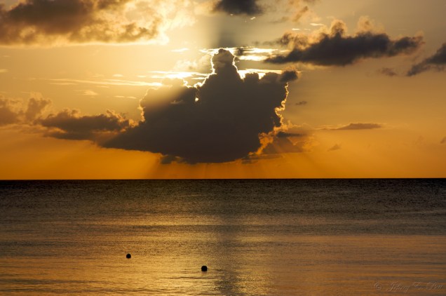 Durante o dia, a água tem cor cristalina e os tons do mar variam entre o azul e o esverdeado, ao pôr do sol, o mar de <a href="https://viajeaqui.abril.com.br/cidades/bahamas-nassau" rel="Nassau" target="_blank">Nassau</a> fica totalmente dourado